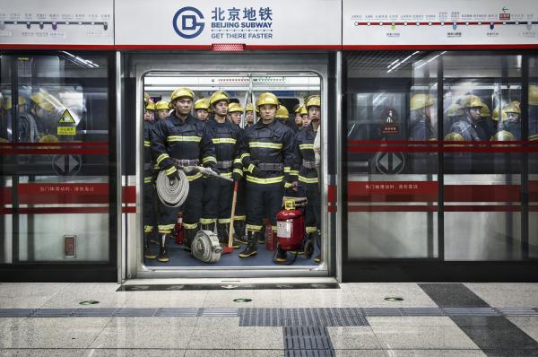 上海广告设计公司尚略分享：北京地铁平面广告创意设计-救火队员篇