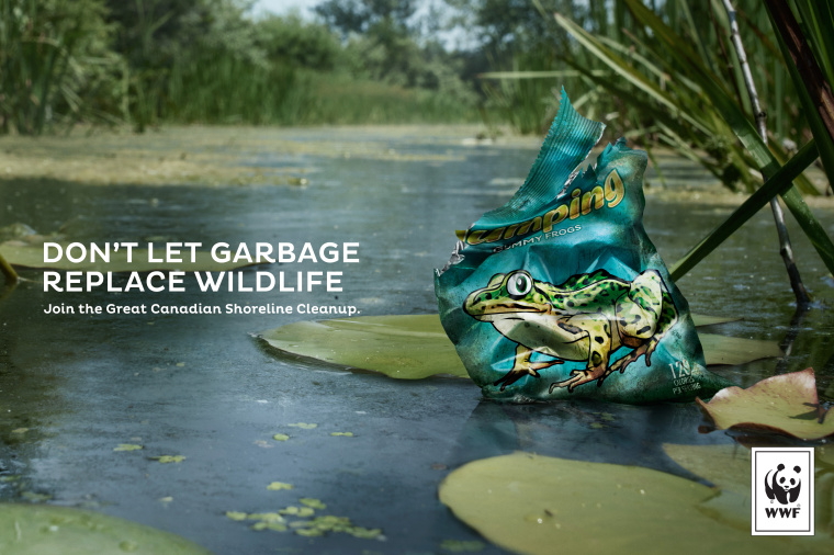 呼吁清洁海滩环保平面创意广告-不要让垃圾取代野生动物-青蛙篇