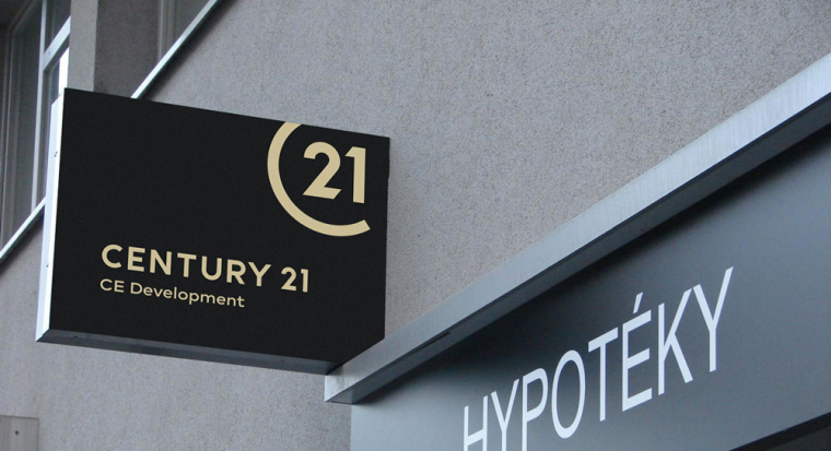 Century 21 房地产中介代理公司新品牌形象设计与logo设计-办公室标志效果