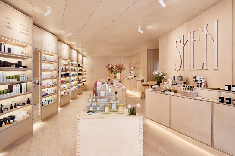 Shen美容化妆品零售店铺空间设计，使用单一海桦木胶合板材质营造温暖氛围