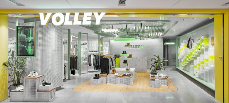volley 休闲运动鞋专卖店店铺空间设计，活力绿色+通透玻璃货架设计