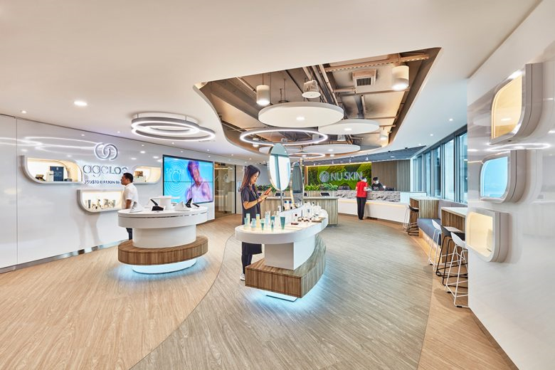 如新保健品新加坡体验中心展厅空间设计，以科技和互动元素使品牌栩栩如生