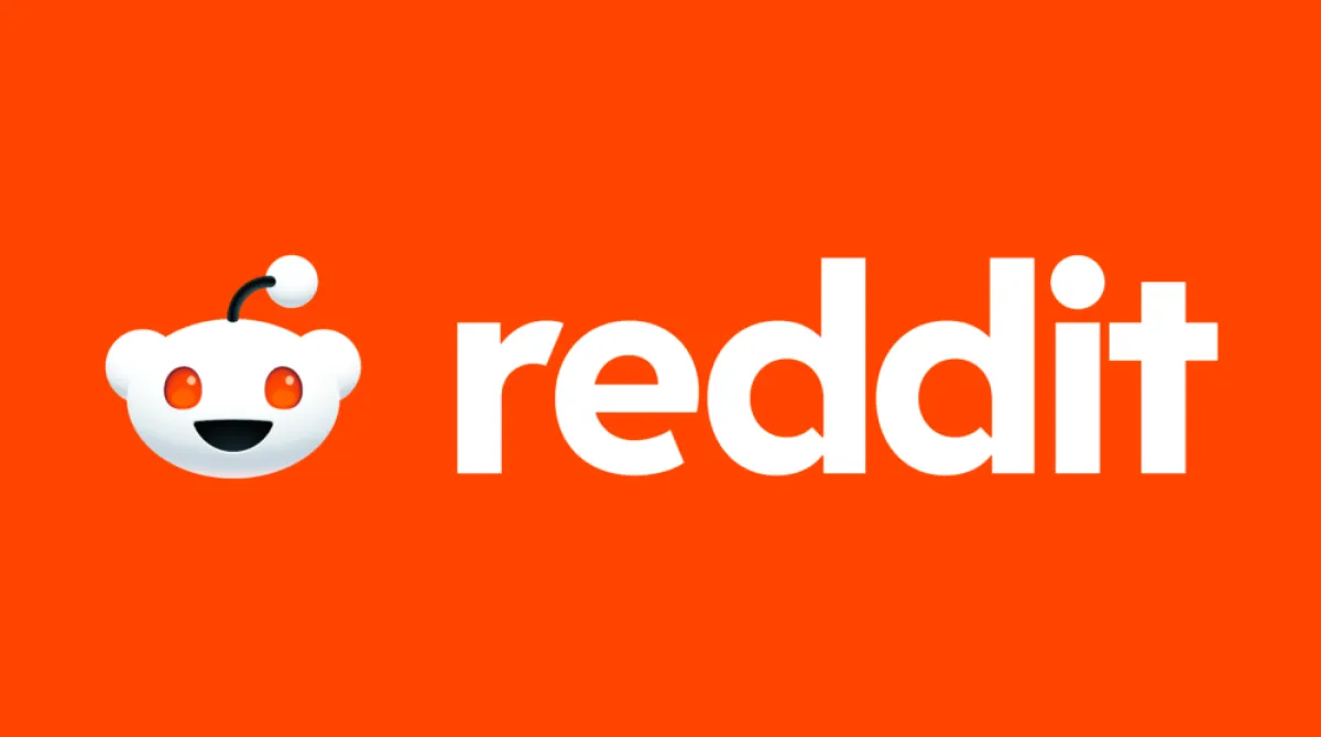 Reddit 社交新闻站点互联网科技品牌吉祥物设计标志设计，白色橙色机器人玩偶风格